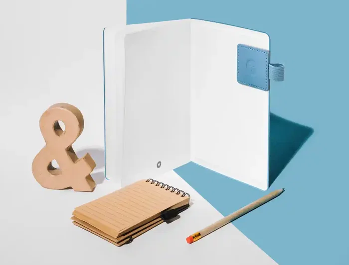 Antartik Portabolígrafo Autoadhesivo con Elástico para Cuaderno, Azul Claro, 40x40 mm