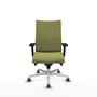 Silla Albacete confidente con mecanismo Sincro tapizada con Tela color Verde oliva. Equipada con Base aluminio, Brazos 2D y Ruedas 65 mm parqué