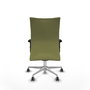 Silla Albacete confidente con mecanismo Sincro tapizada con Tela color Verde oliva. Equipada con Base aluminio, Brazos 2D y Ruedas 65 mm parqué