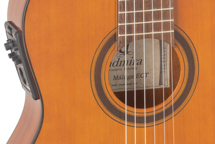 Guitarra Clásica Admira Málaga Electrificada Cutaway Cuerpo Estrecho Fishman Serie Conservatorio