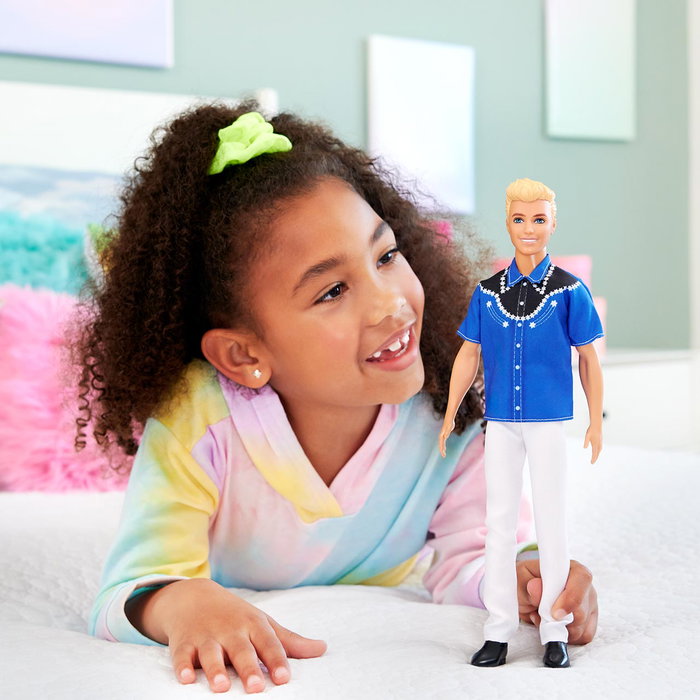 Barbie Muñeco Ken Fashionista Look Oeste HRH25 Mattel Ropa Inspirada en el Oeste Camisa Azul y Negra