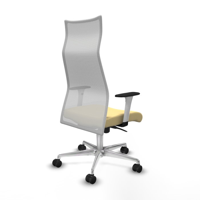 Sillón Albacete con mecanismo Sincro tapizada con Similpiel color Crema y malla color Blanco. Equipado con Base aluminio, Brazos 1D y Ruedas 65mm nailon