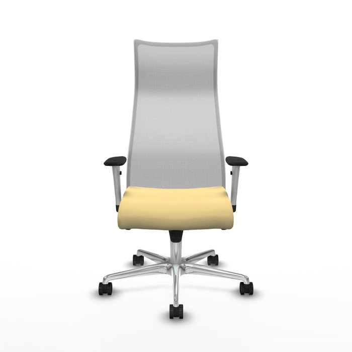 Sillón Albacete con mecanismo Sincro tapizada con Similpiel color Crema y malla color Blanco. Equipado con Base aluminio, Brazos 1D y Ruedas 65mm nailon