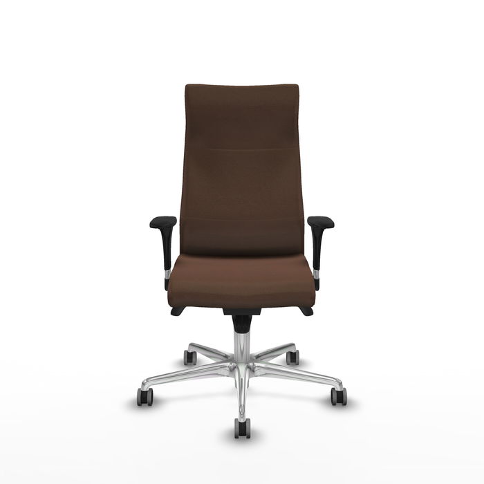 Sillón Albacete con mecanismo Sincro tapizada con Tela color Marrón oscuro. Equipado con Base aluminio, Brazos 1D y Ruedas 65 mm parqué