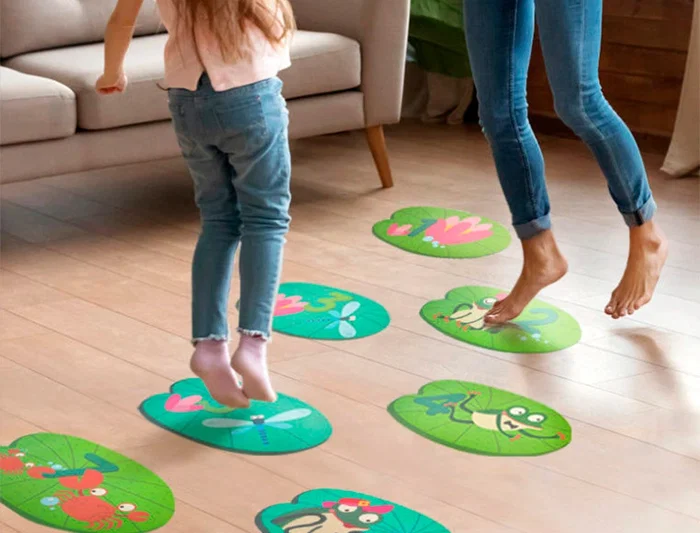 Mideer Juego Didáctico Rana con 10 Adhesivos Gigantes y 53 Decorativos Removibles para Suelo