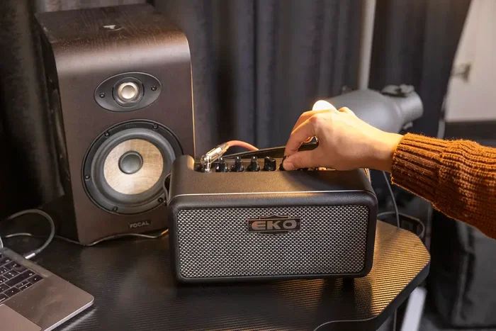 EKO BAIO Amplificador Guitarra Portátil 15W Bluetooth, USB-C Audio Interface, 8 Modelos FX, 2x3", 44Hz/24bit EKO BAIO Amplificador Guitarra Portátil 15W Bluetooth, USB-C Audio Interface, 8 Modelos FX, 2x3", 44Hz/24bit