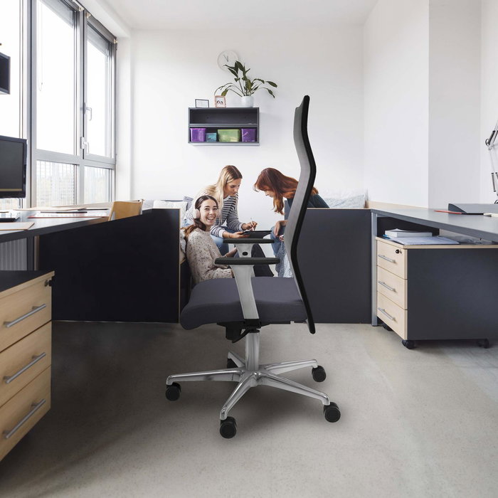 Sillón Albacete con mecanismo Sincro tapizada con Tela color Naranja oscuro y malla color Negro. Equipado con Base aluminio, Brazos 1D y Ruedas 65mm nailon