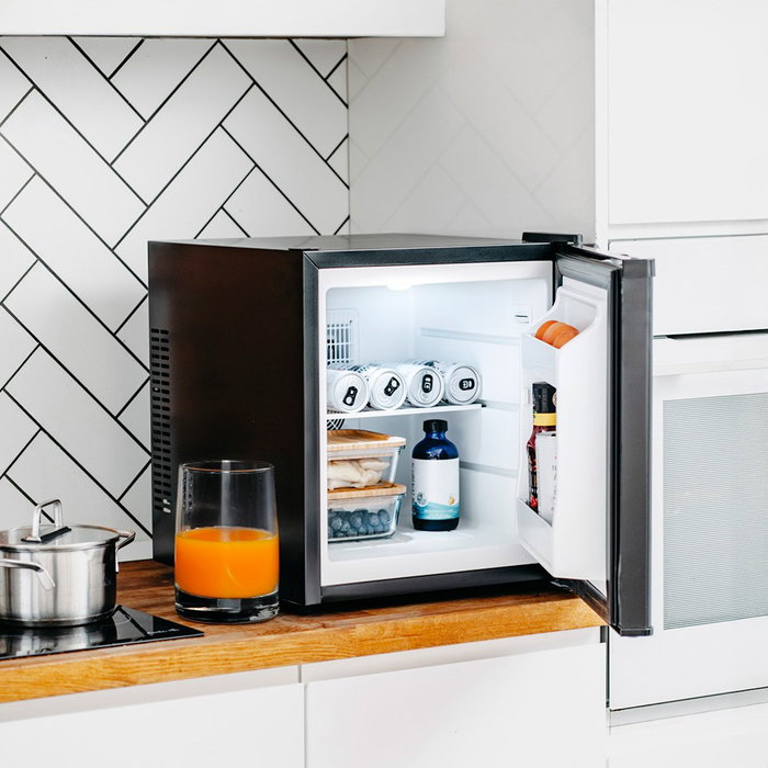 Adler Refrigerador termoeléctrico portátil AD 8089 28 L con doble celda Peltier, luz LED, negro 380x480x450 mm