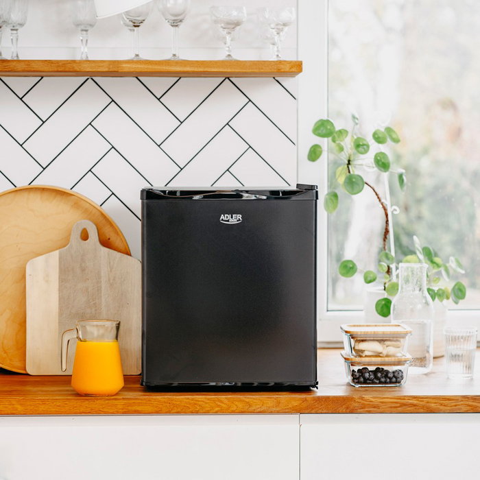 Adler Refrigerador termoeléctrico portátil AD 8089 28 L con doble celda Peltier, luz LED, negro 380x480x450 mm