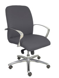 Silla Caudete confidente con mecanismo Basculante avanzado tapizada con Tela color Gris oscuro. Equipada con Base aluminio, Brazos fijos y Ruedas de parqué