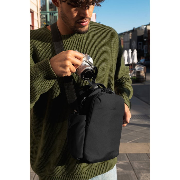 Pacsafe V Tour Crossbody negro