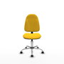 Silla de oficina Algarra con mecanismo Contacto permanente básico tapizada con Similpiel color Amarillo. Equipada con Base cromada, Sin brazos y Ruedas de parqué