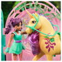 Spin Master Unicorn Academy - Ava y Einhorn Leaf Stall Set de Juego con Efecto Cambiante de Color, 15 Accesorios, Muñeca y Unicornio, Juguete para Niñas de 4+ Años