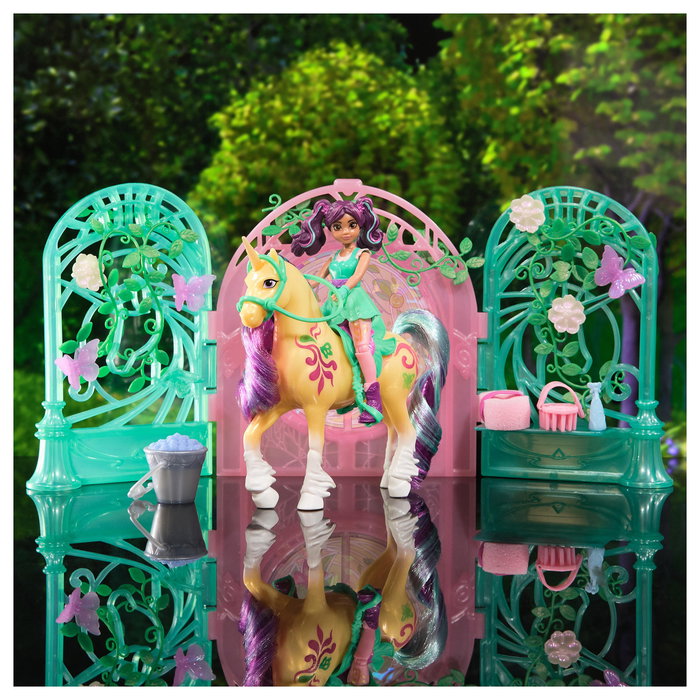 Spin Master Unicorn Academy - Ava y Einhorn Leaf Stall Set de Juego con Efecto Cambiante de Color, 15 Accesorios, Muñeca y Unicornio, Juguete para Niñas de 4+ Años