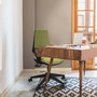 Silla de oficina Elche con mecanismo Asincro tapizada con Tela color Verde. Equipada con Base piramidal negra, Brazos fijos y Ruedas 65mm nailon