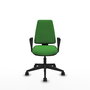 Silla de oficina Elche con mecanismo Asincro tapizada con Tela color Verde. Equipada con Base piramidal negra, Brazos fijos y Ruedas 65mm nailon
