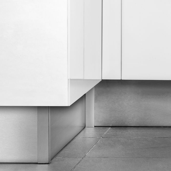 Emuca Lote de 2 zócalos para cocina Plasline con accesorios de unión, altura 150mm, 2 barras de lognitud 2.35m, Plástico, Anodizado satinado Emuca Lote de 2 zócalos para cocina Plasline con accesorios de unión, altura 150mm, 2 barras de lognitud 2.35m, Plástico, Anodizado satinado