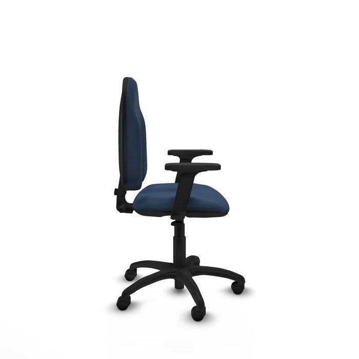 Silla de oficina Algarra con mecanismo Contacto permanente básico tapizada con Similpiel color Azul marino. Equipada con Base poliamida negra, Brazos 2D y Ruedas de nailon 50 mm