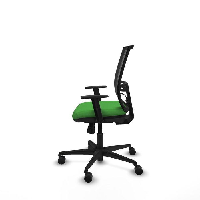 Silla de oficina Yunquera con mecanismo Sincro tapizada con Tela color Verde y malla color Negro. Equipada con lumbar 1D, Brazos 1D y Ruedas 65mm nailon