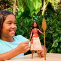 Mattel Disney Princess Muñeca Vaiana Cantarina con canción en inglés, francés, español y portugués, collar y remo, +3 años