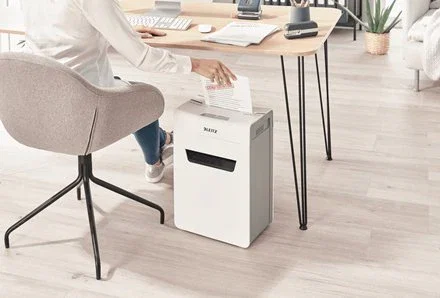 Leitz 80920000 Destructora de Papel Ultra Silenciosa IQ 10x Protect P4, 10 Hojas, Corte 4x28mm, 18L, 55 dB, Tritura Clips y Grapas, Diseño Compacto Blanco y Gris