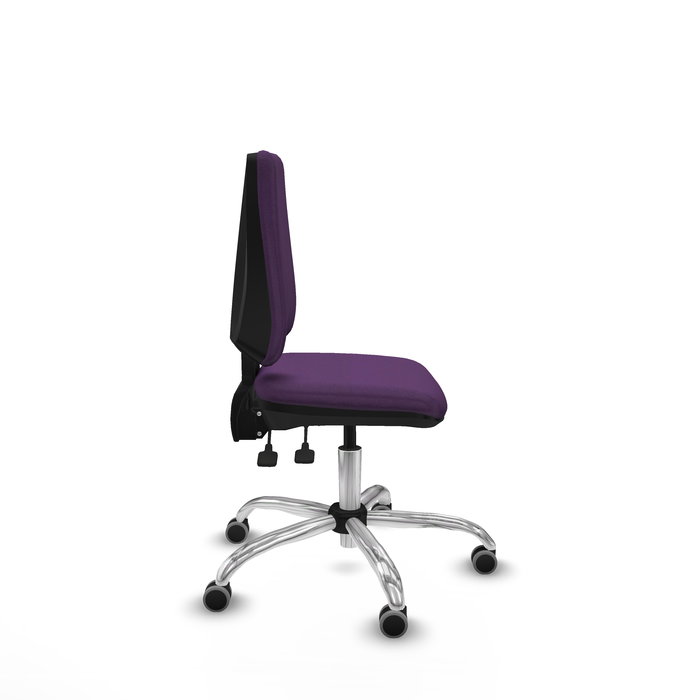 Silla de oficina Elche con mecanismo Asincro tapizada con Tela color Morado. Equipada con Base cromada, Sin brazos y Ruedas 65 mm parqué