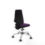 Silla de oficina Elche con mecanismo Asincro tapizada con Tela color Morado. Equipada con Base cromada, Sin brazos y Ruedas 65 mm parqué