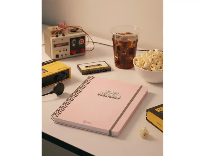 Liderpapel Agenda Escolar 2026-2027 Fantasy, Formato Día Página A5+, Tapa Dura, Espiral, Interior Bilingüe con Papel FSC 80g, Incluye Pegatinas