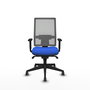 Silla de oficina Horna con mecanismo Sincro tapizada con Tela color Azul y malla color Gris. Equipada con lumbar 1D, Brazos 1D y Ruedas 65 mm parqué