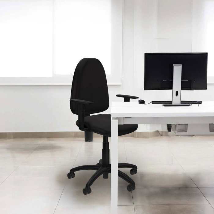 Silla de oficina Aýna con mecanismo Contacto permanente básico tapizada con Similpiel color Amarillo. Equipada con Base poliamida negra, Brazos 1D y Ruedas de parqué