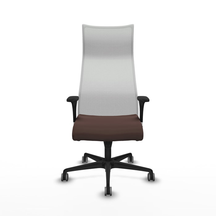 Sillón Albacete con mecanismo Sincro tapizada con Similpiel color Marrón oscuro y malla color Blanco. Equipado con Base nailon negra, Brazos 1D y Ruedas 65 mm parqué