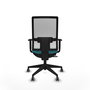 Silla de oficina Horna con mecanismo Sincro/Traslack tapizada con Tela color Turquesa y malla color Blanco. Equipada con lumbar 1D, Brazos 1D y Ruedas 65 mm parqué