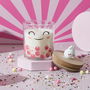 The Concept Factory Vela Perfumada Kawaii Vaso Vidrio Tapa Madera Rosa Frambuesa Azul Algodón de Azúcar Negro Vainilla Malvavisco 120g 25h