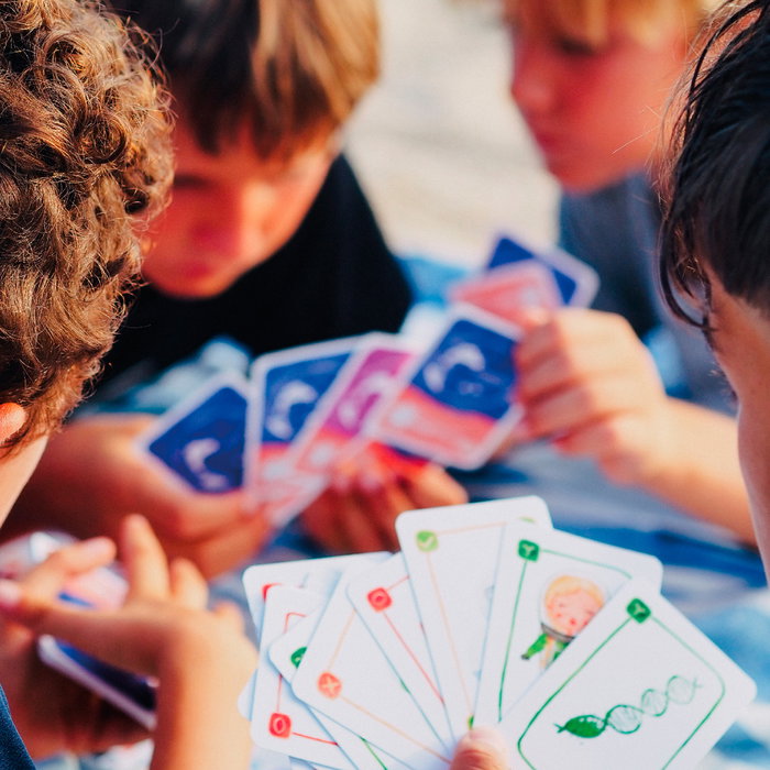 Deqube LASTUF Hypatia Juego de Cartas Cooperativo con Misiones y Memoria para +6 Años