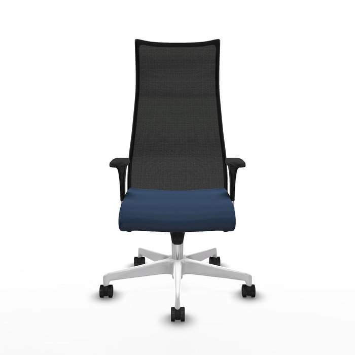 Sillón Albacete con mecanismo Sincro tapizada con Similpiel color Azul marino y malla color Negro. Equipado con Base poliamida blanca, Brazos 1D y Ruedas 65mm nailon