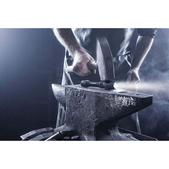 Varta Linterna Indestructible F20 Pro
