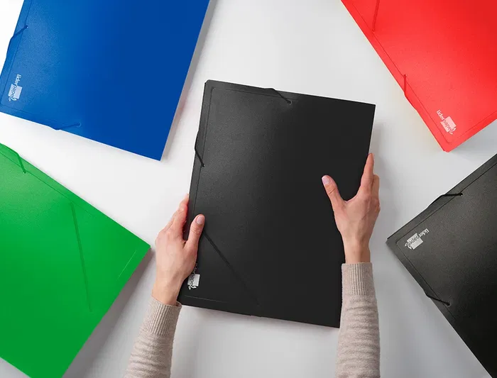 Liderpapel Carpeta Portadocumentos 36905 Polipropileno Din A4 Negra Lomo 50 mm con Cierre de Gomas y 2 Bolsillos para CD