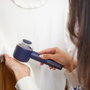 Russell Hobbs Quitapelusas Eléctrico para Ropa, Azul, Modelo 27660-56, 2 Velocidades, Boquillas Intercambiables, Depósito Extraíble