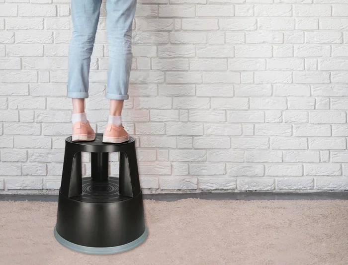 Q-connect Taburete Negro ABS con Ruedas Retráctiles y Dos Niveles, Resistente hasta 150 kg