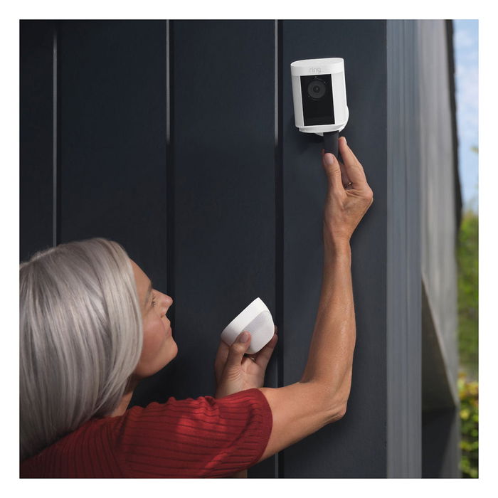 Amazon Ring Spotlight Cam Pro, Cámara de Seguridad con Batería para Exterior, Color Blanco