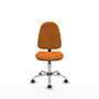 Silla de oficina Algarra con mecanismo Contacto permanente básico tapizada con Similpiel color Naranja. Equipada con Base cromada, Sin brazos y Ruedas autofrenantes