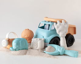 KioKids Juego de Playa Camión con Remolque, 6 Piezas Incluye Pala, Rastrillo, Regadera y Moldes de Animales para Niños +18 Meses, Multicolor