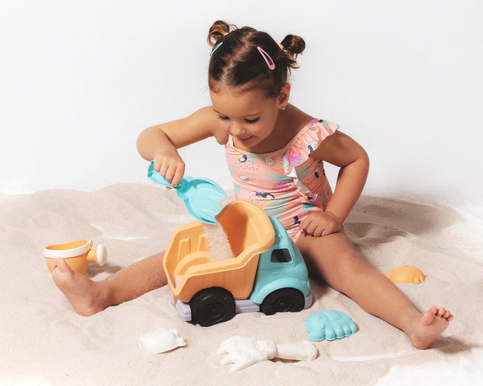 KioKids Juego de Playa Camión con Remolque, 6 Piezas Incluye Pala, Rastrillo, Regadera y Moldes de Animales para Niños +18 Meses, Multicolor