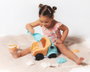 KioKids Juego de Playa Camión con Remolque, 6 Piezas Incluye Pala, Rastrillo, Regadera y Moldes de Animales para Niños +18 Meses, Multicolor