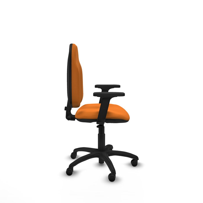 Silla de oficina Algarra con mecanismo Contacto permanente básico tapizada con Similpiel color Naranja. Equipada con Base poliamida negra, Brazos 2D y Ruedas de parqué