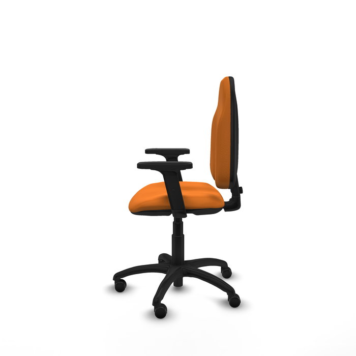 Silla de oficina Algarra con mecanismo Contacto permanente básico tapizada con Similpiel color Naranja. Equipada con Base poliamida negra, Brazos 2D y Ruedas de parqué