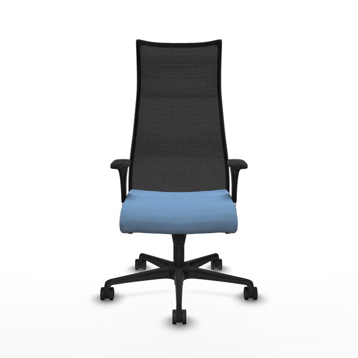 Sillón Albacete con mecanismo Sincro tapizada con Tela color Azul cielo y malla color Negro. Equipado con Base nailon negra, Brazos 1D y Ruedas 65mm nailon