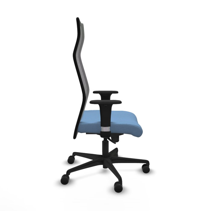 Sillón Albacete con mecanismo Sincro tapizada con Tela color Azul cielo y malla color Negro. Equipado con Base nailon negra, Brazos 1D y Ruedas 65mm nailon