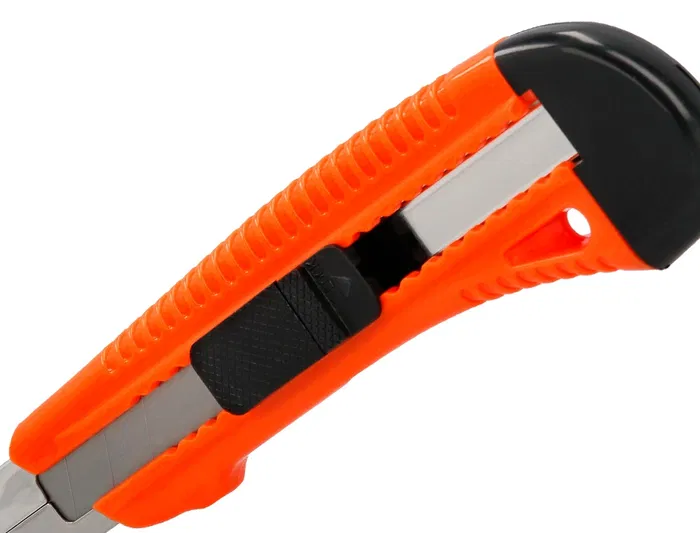 Q-connect XD-38 Cuter de plástico ancho retráctil, cuchilla 18 mm, 1 unidad