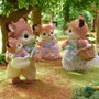 Sylvanian Families Familia Ciervo con cuatro figuras y accesorio portabebés